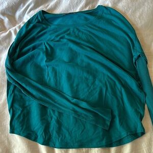 Long sleeved alō yoga turquoise top size small. Ribbed arms